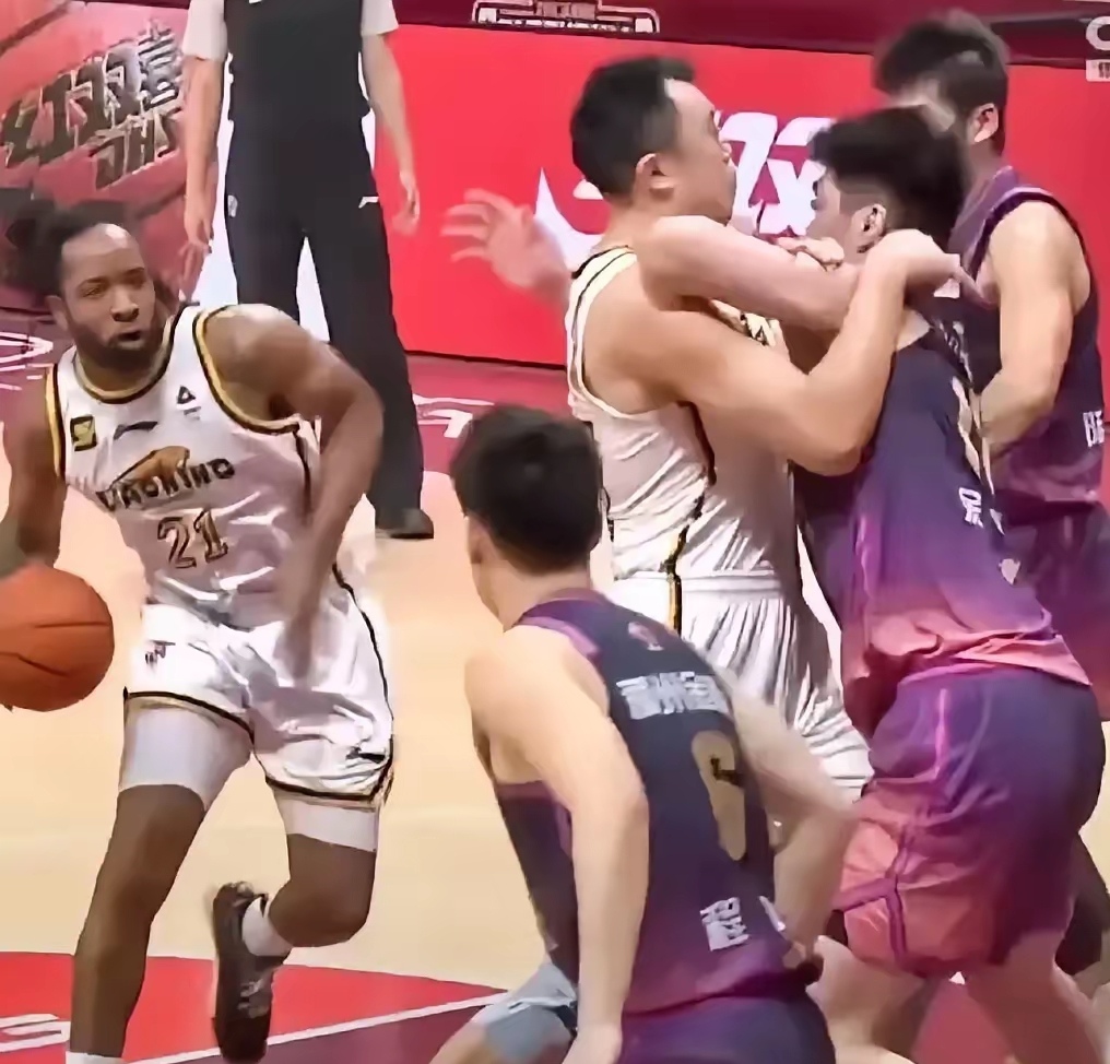 关于东北风暴遗憾告负，球队表现体现出实力差距的信息