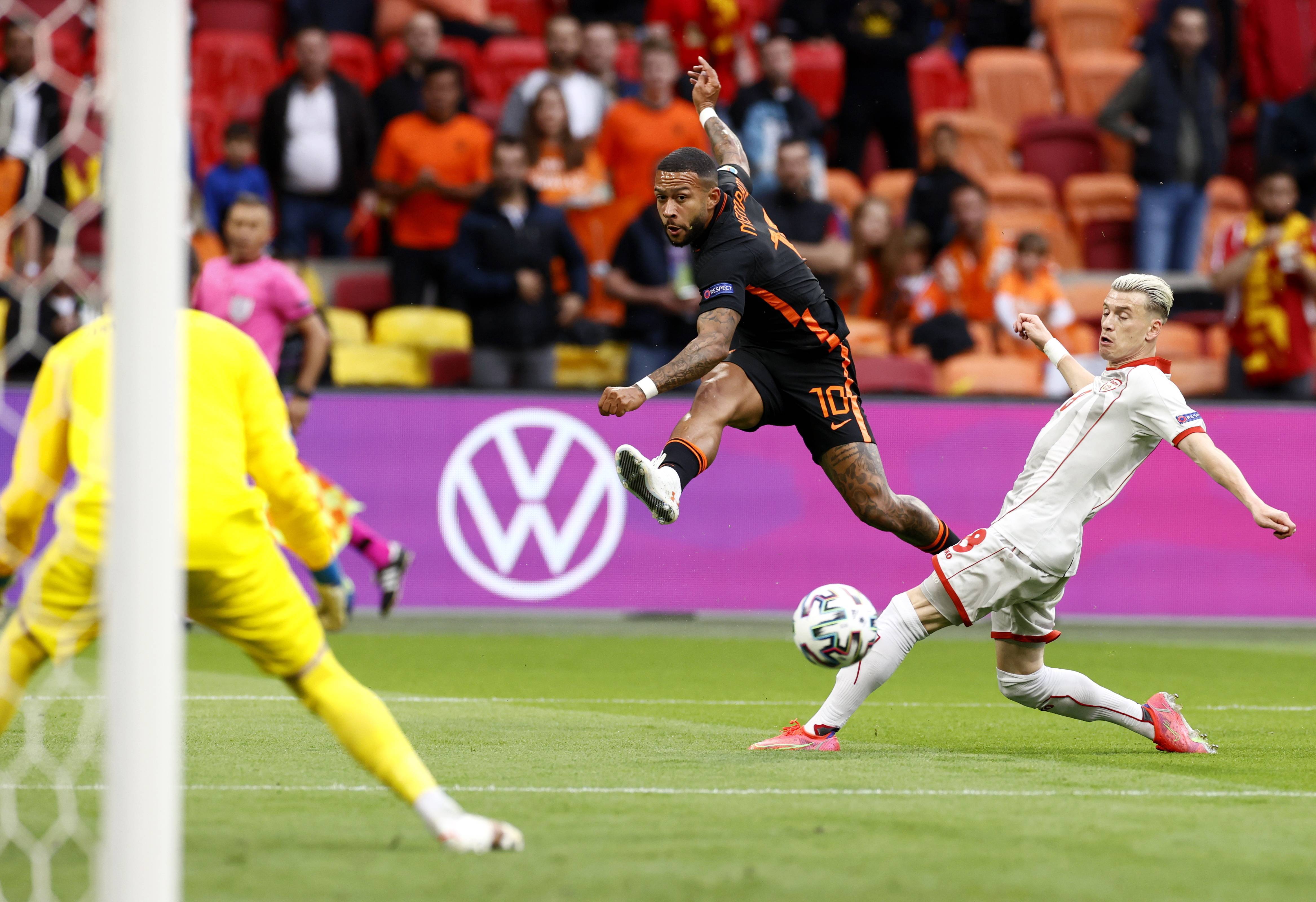 荷兰队在面对塞尔维亚的激烈比赛中取得胜利