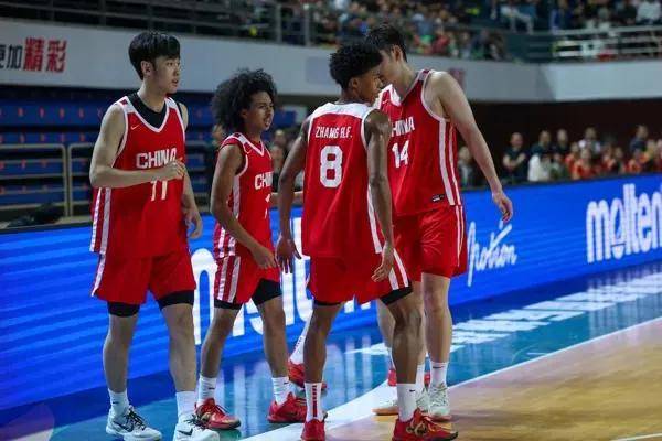 年轻球员亮相，表现出色助球队获胜