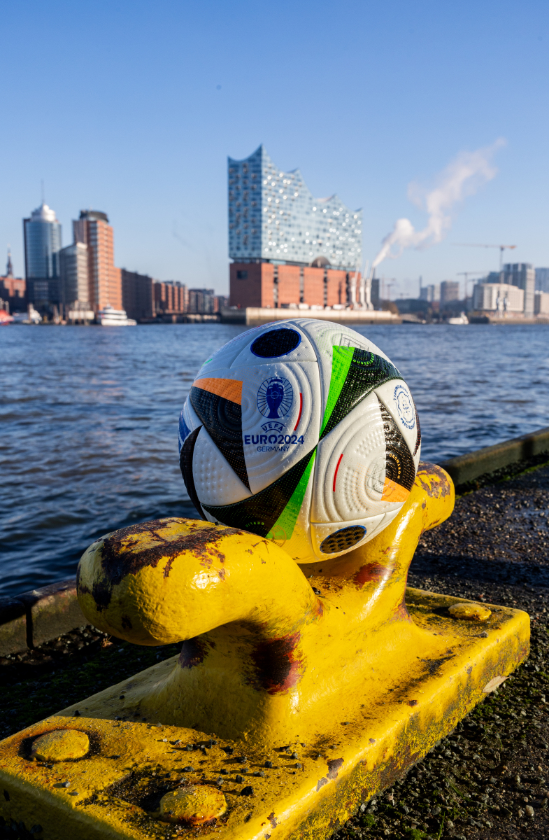 斯洛文尼亚队备战欧洲杯预选赛，球迷翘首期盼