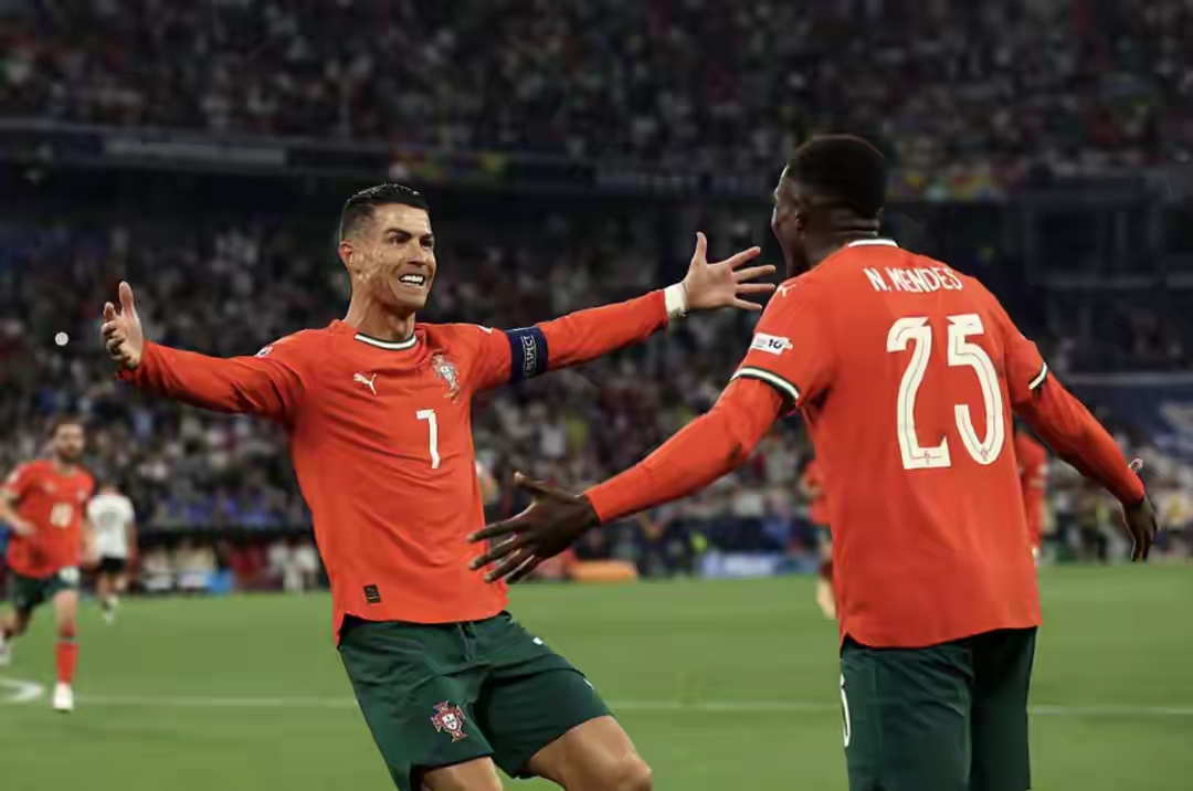 欧洲国家队举行激烈拼抢，争夺晋级机会