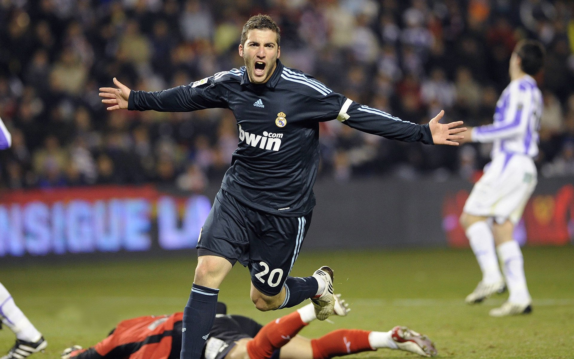 硬派跨界，当森林狼的爪牙撕碎热火，莫兰特已在英超绿茵场上演终局接管