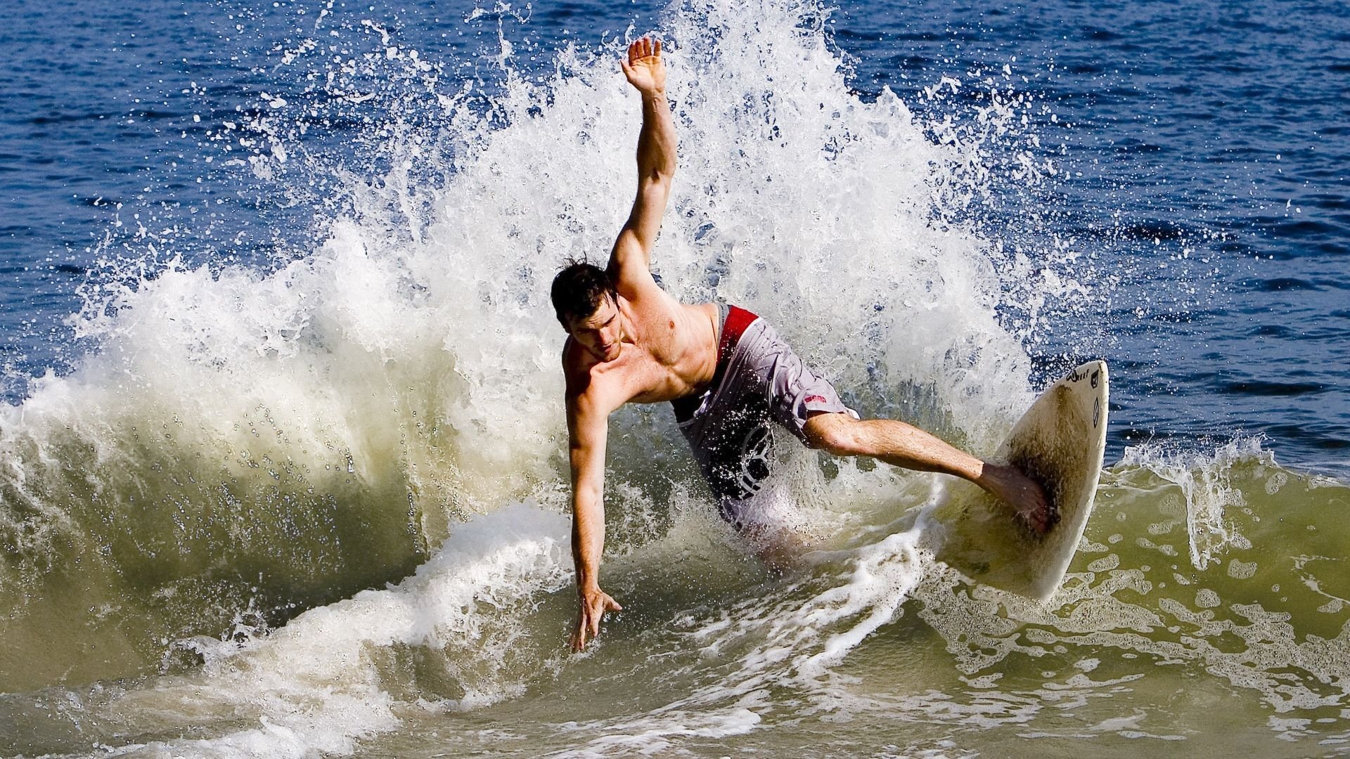 以钢针钉穿历史，当千年苦主在樊振东的拍下碎裂